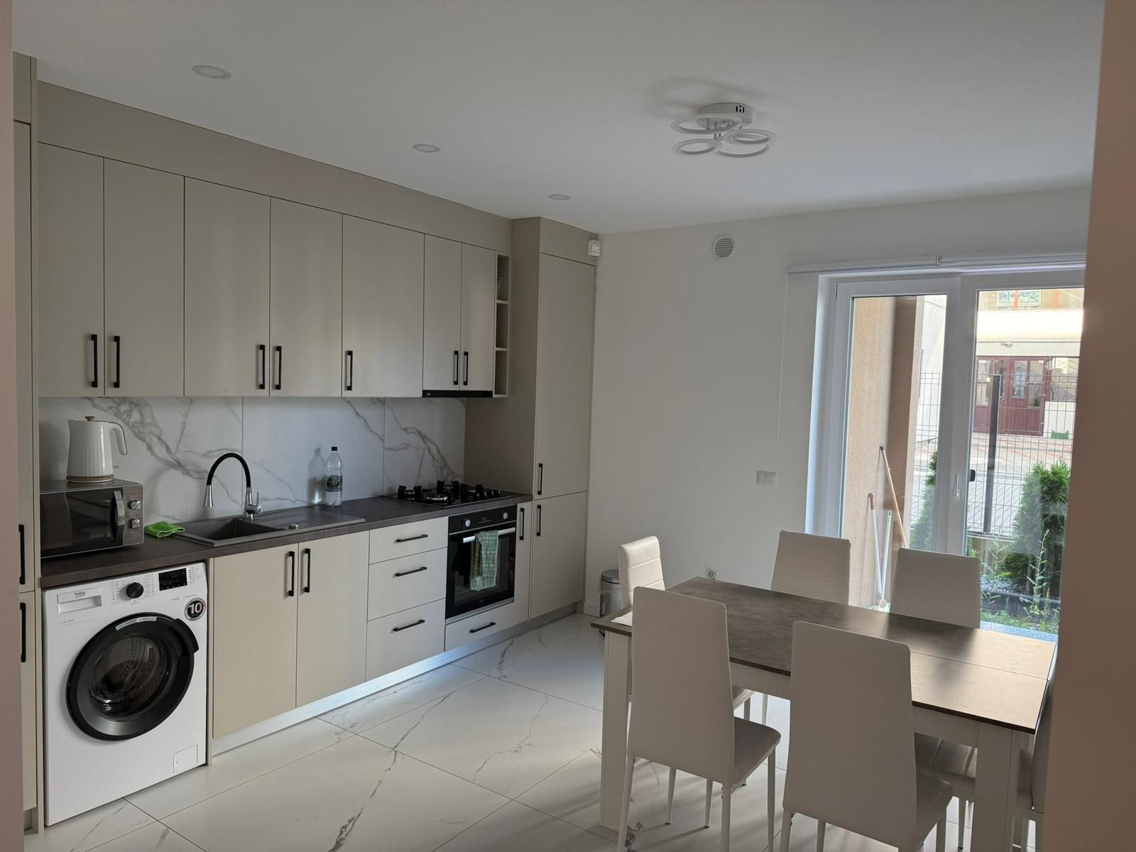 Închiriez apartament