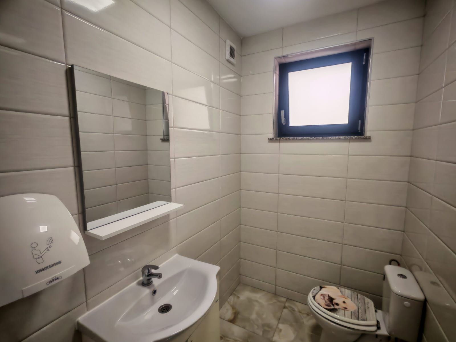 SPAȚIU COMERCIAL | 64 MP | SALA DE AȘTEPTARE