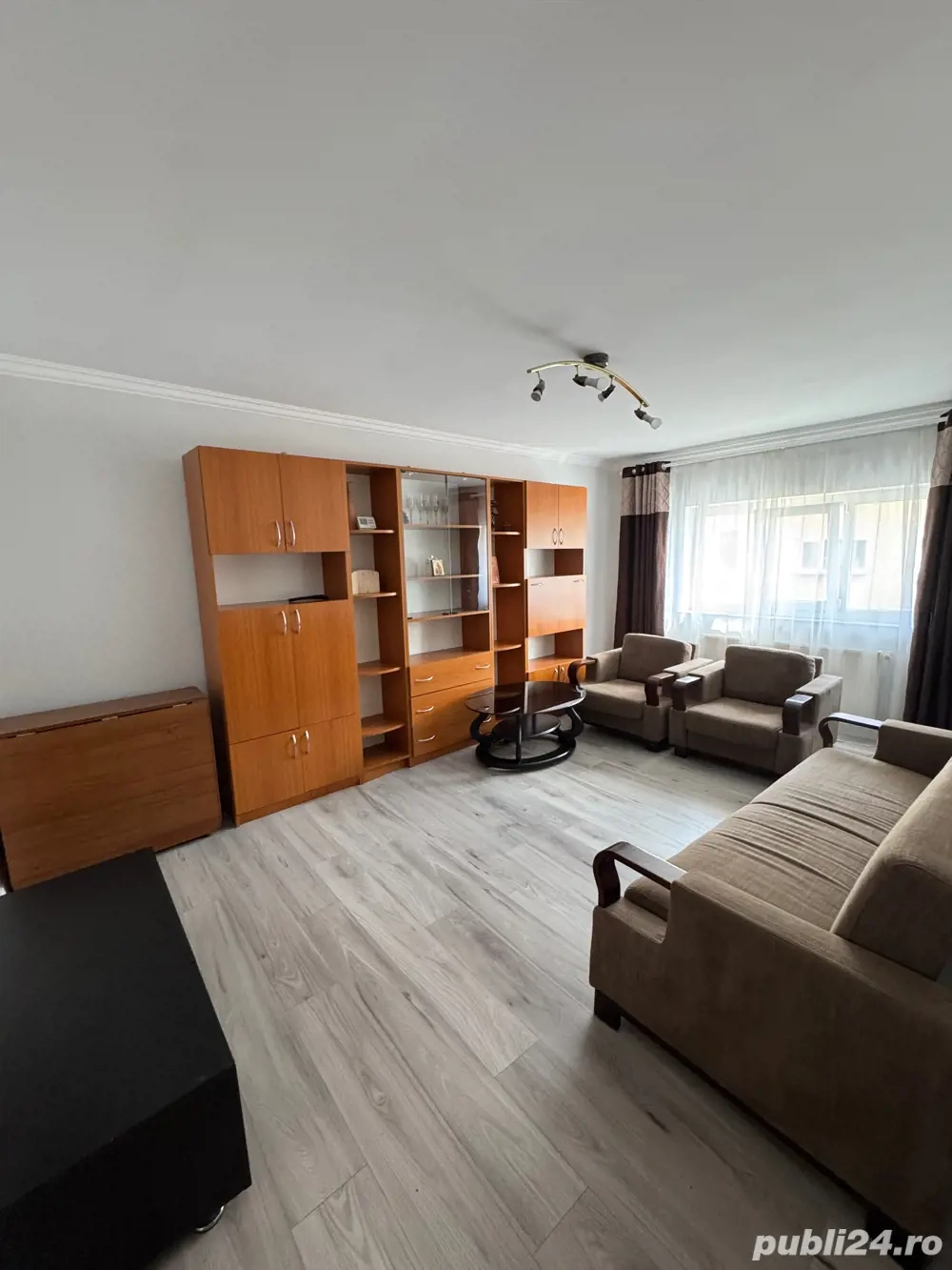 Apartament cu 3 camere de închiriat Radauti, zona centrala și parcare proprie