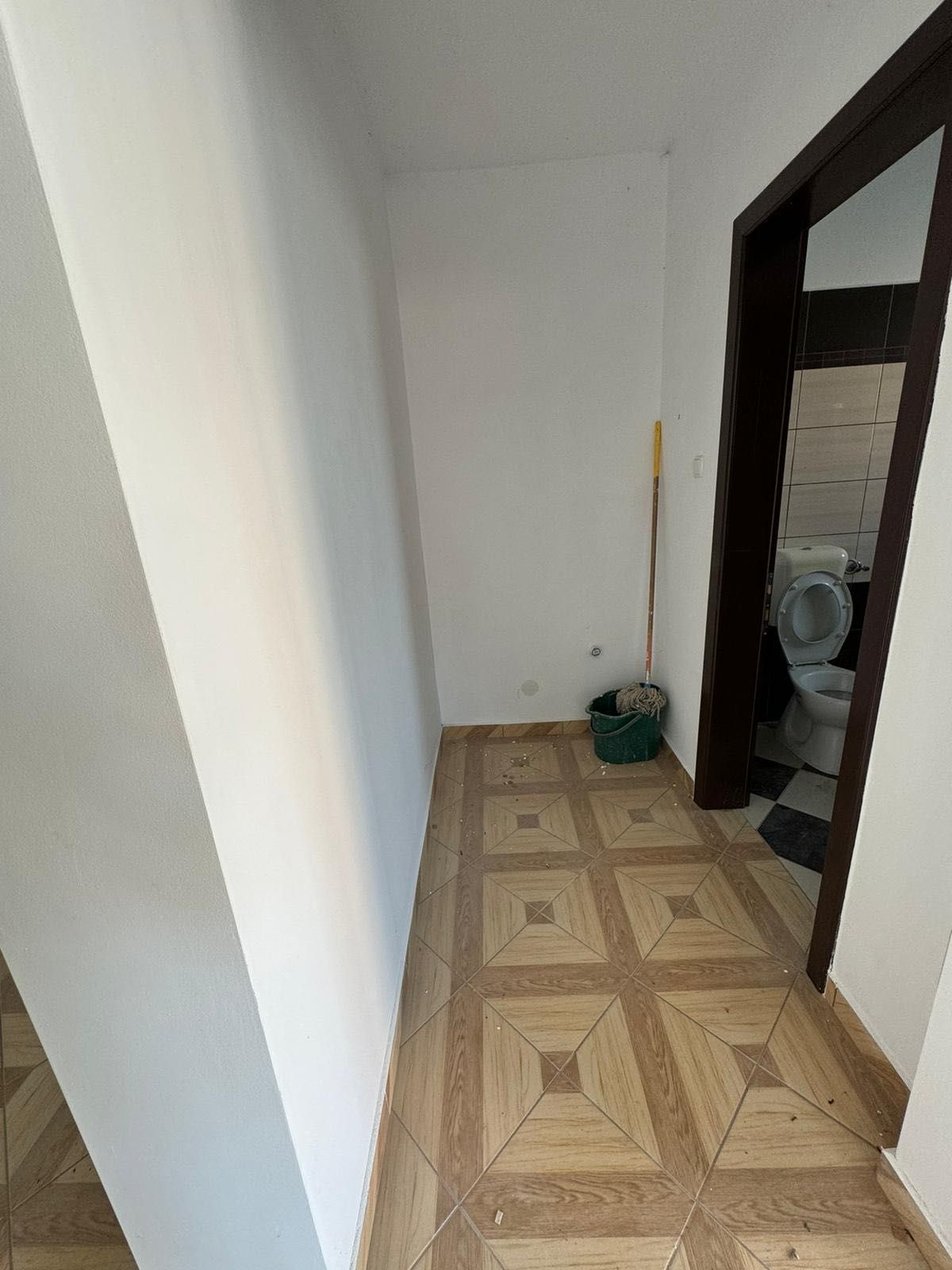 Închiriez sau vând spațiu comercial