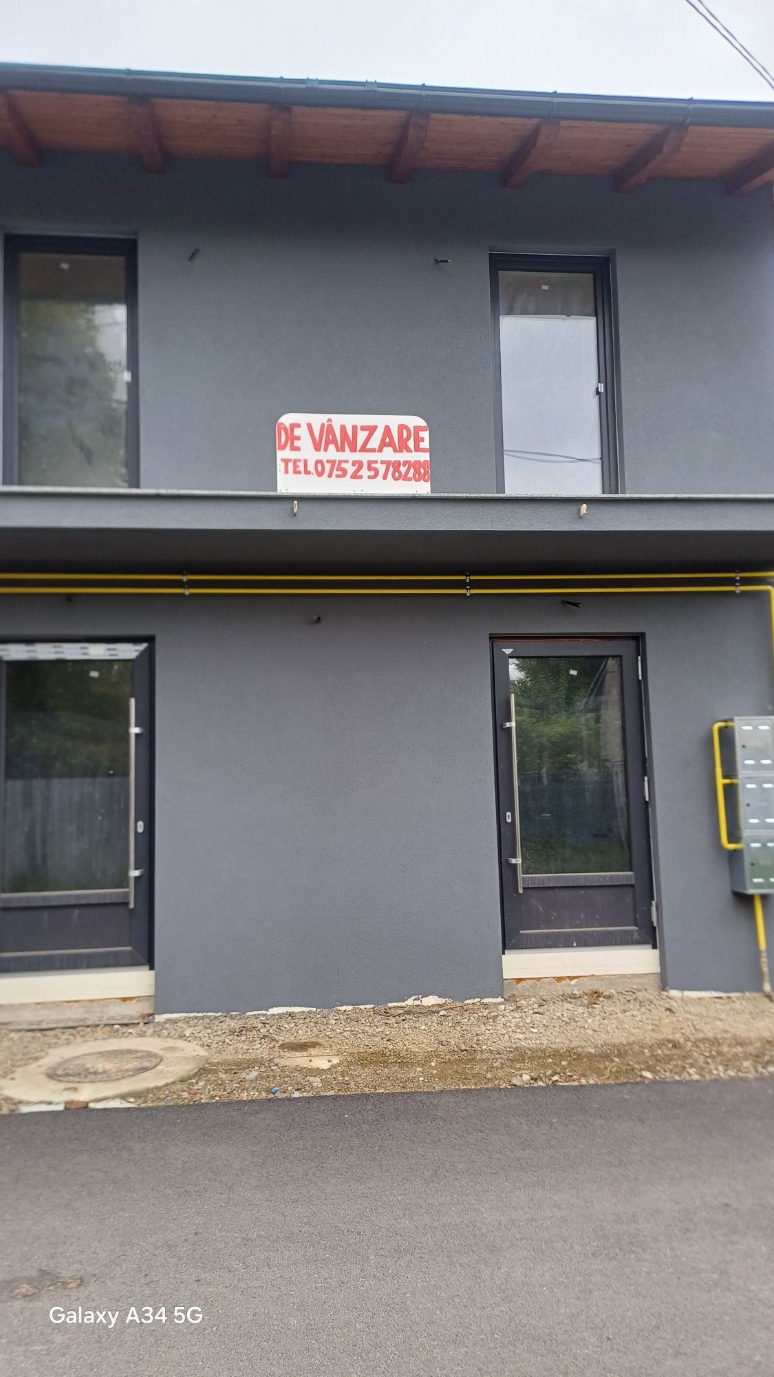 Vand spatiu comercial si apartament