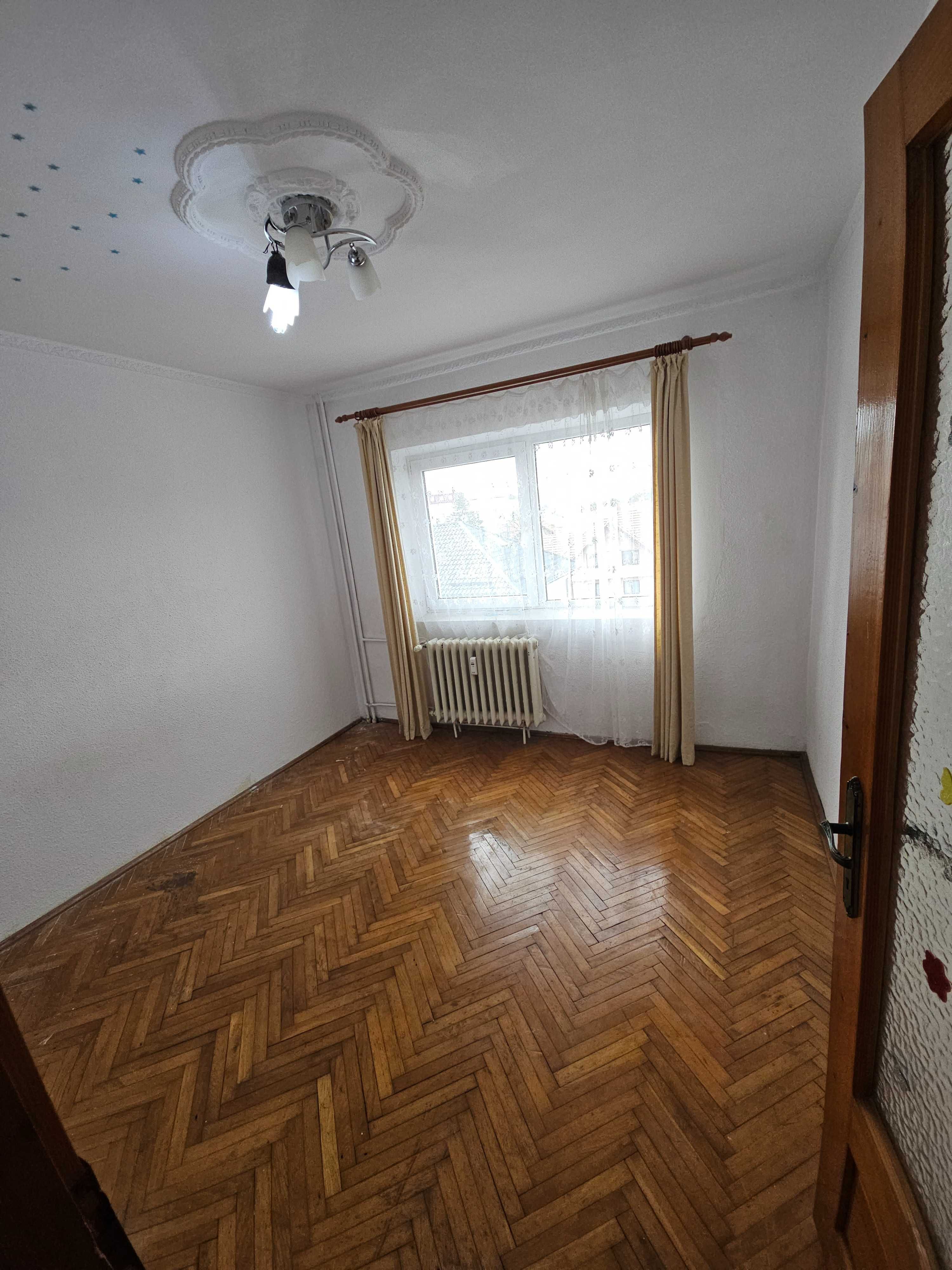 Vând apartament 2 camere decomandat etaj intermediar la preț avantajos