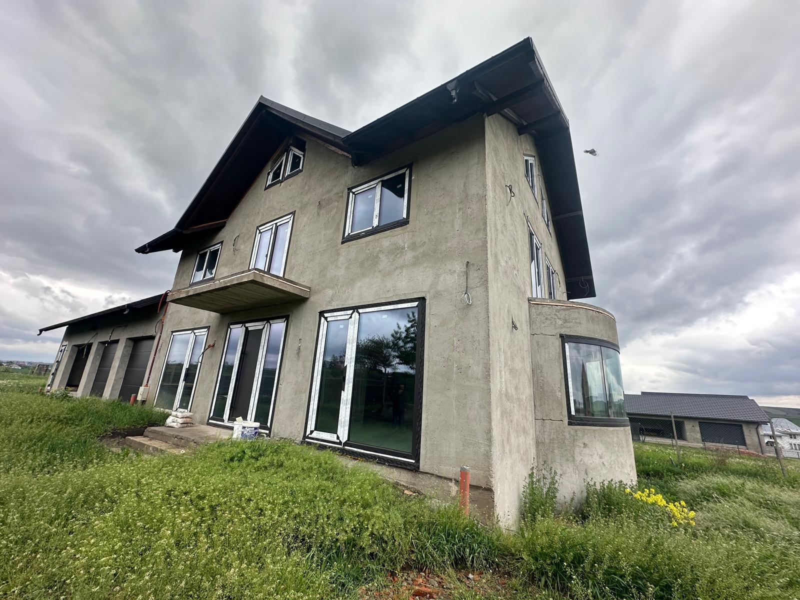 CASĂ LA GRI DE VÂNZARE ÎN MOARA NICA, SUCEAVA | 200.000€