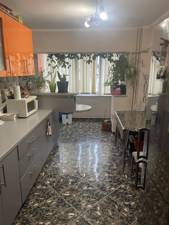 Apartament 3 camere decomandat zona centrala pre
